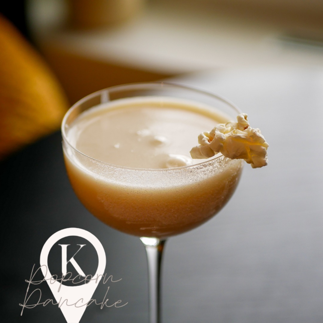 Popcorn Pancake – rich, creamy & salty. 🥞🍿🥃
This sweet-and-salty delight, with a hint of lemon and a touch of Himalayan rose salt, is inspired by brunch classics and childhood treats. A creamy sip full of warmth and nostalgia.
#KupoliBar #SummerCocktails #HelsinkiCocktails #KupoliSummerMenu #NHCollectionHelsinkiGrandHansa #CocktailsHelsinki