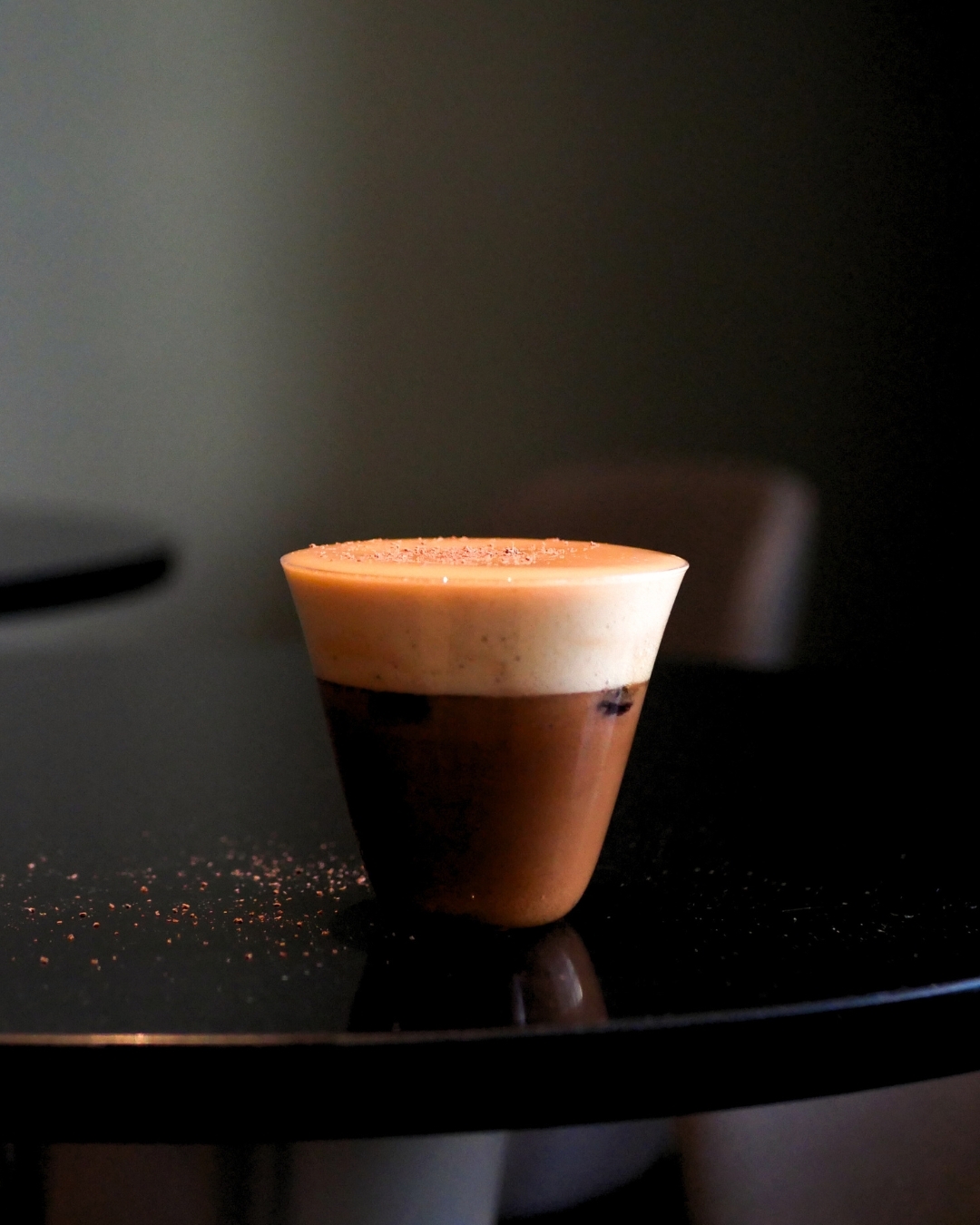 Mocha Muse – rich, bitter & chocolaty ☕️✨
Rich and velvety, Mocha Muse turns the beloved chocolate–mint duo into a luxurious cocktail experience. Deep sweetness meets layers of dark chocolate and fresh mint, all crowned with a silky coffee foam — irresistibly indulgent.
#KupoliBar #AutumnCocktails #HelsinkiCocktails #KupoliAutumnMenu #NHCollectionHelsinkiGrandHansa #CocktailsHelsinki