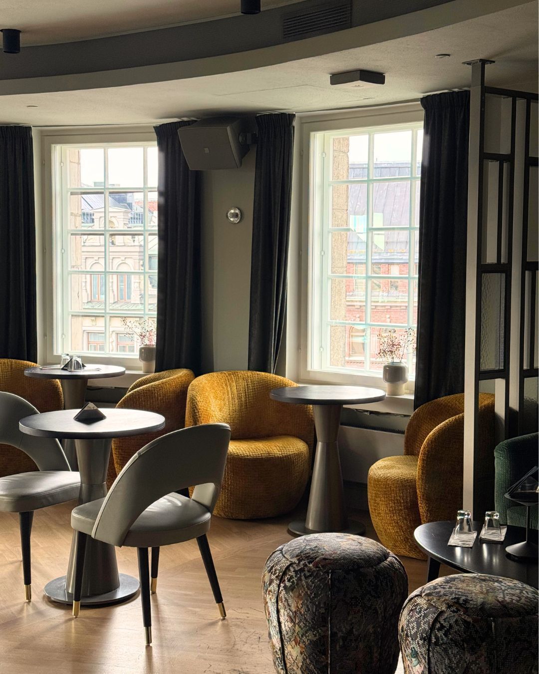 Tuesday vibes at Kupoli 🍸 
We’re open today from 5pm–1am — welcome to enjoy our house cocktails. Did you know? All our house cocktails are also available alcohol-free.
#KupoliBar #CocktailsHelsinki #KupoliHelsinki