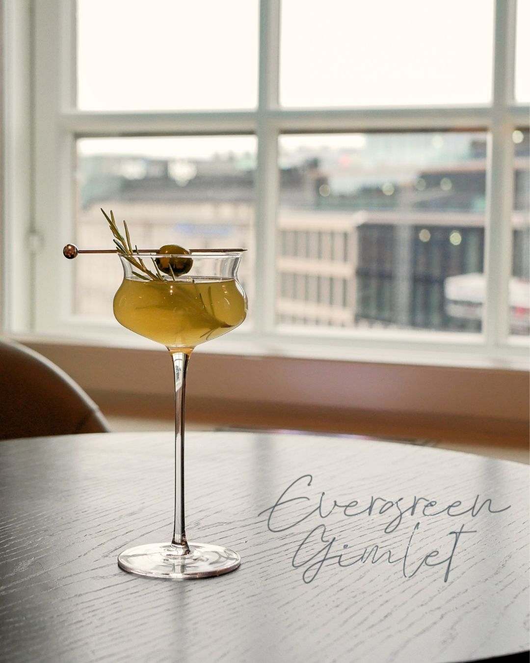 Kupoli’s winter menu is here — and it’s time to introduce our house cocktails ✨
Evergreen Gimlet – coniferous, herbal & green 🌲
Inspired by Nordic forests, this refreshing sip blends spruce, pine and lime into a crisp, aromatic cocktail with a beautifully balanced finish.
#KupoliBar #WinterCocktails #HelsinkiCocktails #KupoliWinterMenu